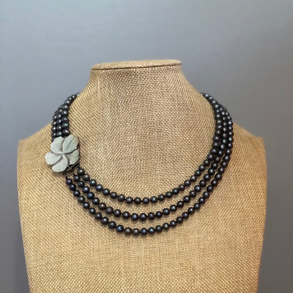 NWOT Black Pearl Necklace with Mother of Pearl